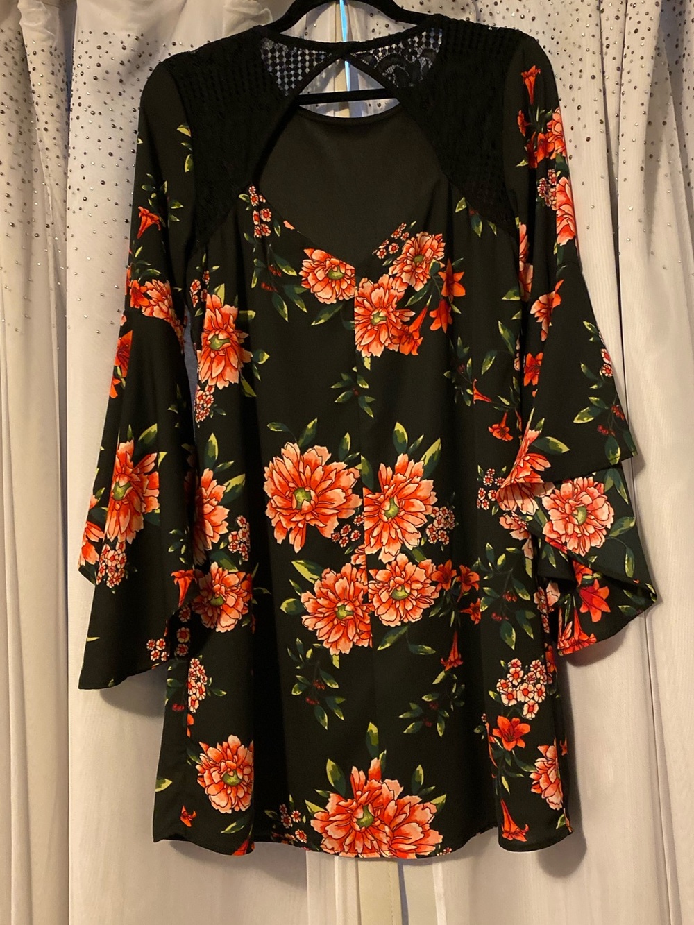 MI AMI FRANCESCA’S NWT SIZE XS BLACK WITH FLORAL PRINT & OPEN TOP BACK OF DRESS - Picture 2 of 4